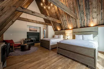 Image de Cove Creek Lodge 214: Standard Double Queen Fireplace Room
