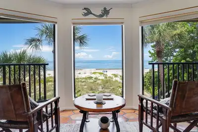 Image de New Listing! Stunning beachfront condo