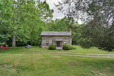 Image de Creekside historic log cabin w\/ modern amenities at historic Wade's Mill