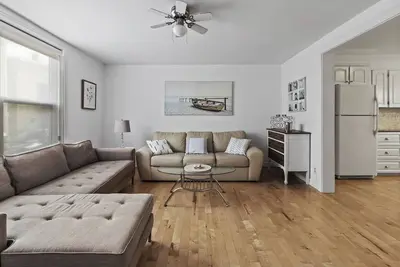 Image de Spacious 4 Bedroom Located in Center of Downtown!