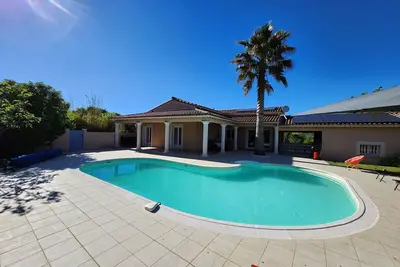 Image de Villa Uzes avec piscine privée et chauffée.