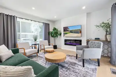 Image de Upscale 3bd/2ba home w/ WiFi, Ac, workspaces; 2mi to Apple & Kaiser; pets ok