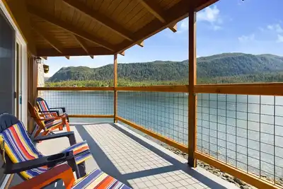 Image de Stunning Oceanfront Home w/ Mountain Views!
