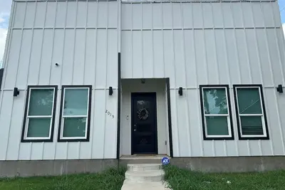 Image de Large Modern House In Dallas. Pet Friendly!