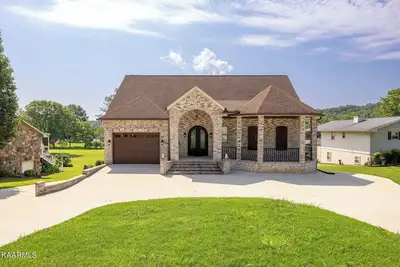 Image de Stunning 4 bedroom lake front home in Spring City, Tennessee with all amenities.