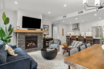 Image de Your Canmore Retreat! Nestled amidst the breathtaking vistas of Canmore.
