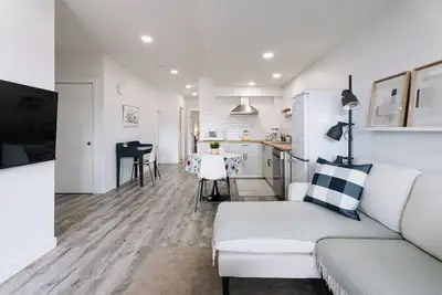 Image de Cozy Private Suite| 1 Queen&1 Twin bed |Close Banff