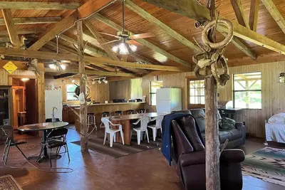 Image de Cozy cabin located on 168 acres of quiet country living.
