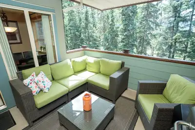 Image de Relax with a Cozy Private Deck, Warm South Sun and Pool & Hot Tubs.