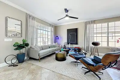 Image de Luxury 5-bedroom, 3. 5 Bathroom House with Private Pool, Patio & Gated Community!