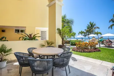 Image de Beachfront villa superb location close to everything