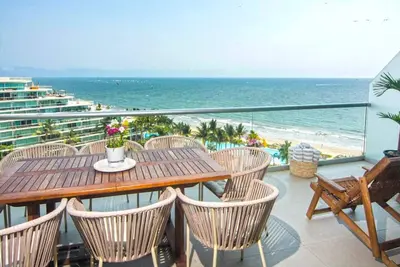 Image de New Listing! Superb location Beachfront Penthouse