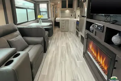 Image de Rv 8 Lake view with double over double bunks for the kids!