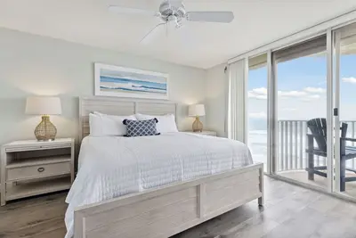 Image de Coastal Monthly Rental - Oceanfront w/ Heated Pool & Hot Tub!