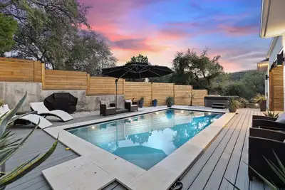 Image de Luxury Home - Heated Pool, Jacuzzi, SUPs, Golf Cart. 2 Blocks from Lake Austin.