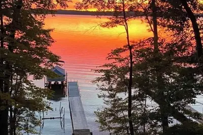 Image de Grindstone Lake-Hayward 4-bedroom lakefront cabin. Wi-Fi, Ac and superb fishing!