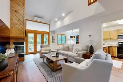 Image de Homey Mountain Retreat: close to skiing and all season outdoor adventures