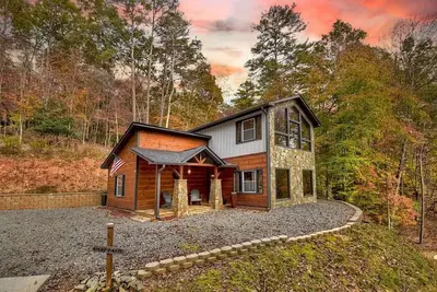 Image de Cozy Cabin in the Woods, hot tub, deer sightings, perfect location