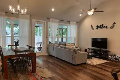 Image de Roomy home with enclosed yard, fire pit and hot tub