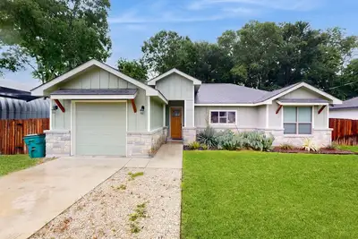 Image de Spacious home with hot tub, enclosed yard & near attractions