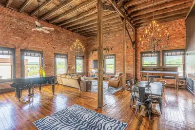 Image de 2000 sqft Historic Loft in Downtown Brevard - Near Waterfalls, Dining & More