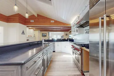 Image de Dog-friendly home near downtown & beach with private heated pool, spa, & grill