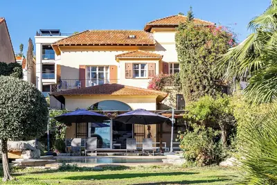 Image de Maison ancienne a deux pas de la mer avec piscine. \n5 chambres