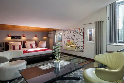 Image de 7 bedroom townhome in brilliant Paris with Ac, fitness room, WiFi, Art