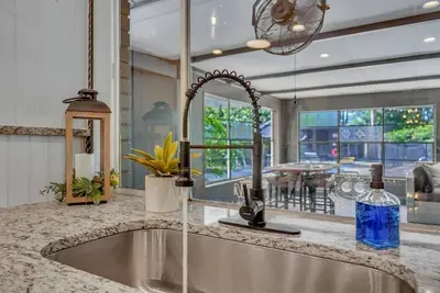 Image de 10 ft pool house with tiki/bar hut, arcades games, and theater room-no parties