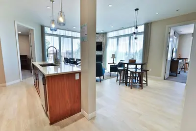 Image de LakeView- Luxurious 2Bdr/2. 5 Bath/Den Vacation Suite