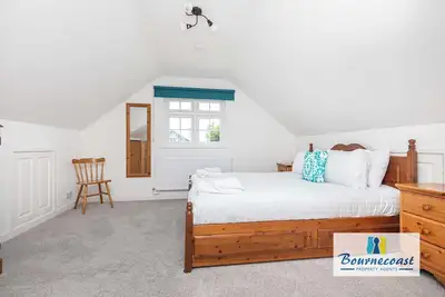 Image de Bournecoast: Five bedroom family chalet bungalow with garden - Mudeford - Hb9600