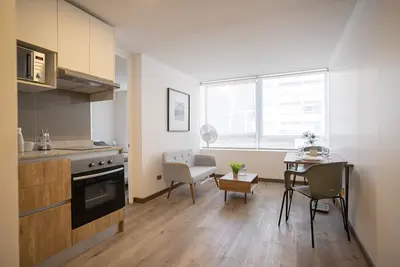 Image de Explore the City from Your Urban Apartment