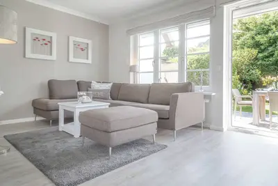 Image de Our Hedigen Hüs impresses with its consistent furnishings in the Sylt country house style.