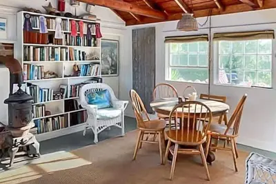 Image de Vintage Bohemian Nantucket Cottage 3br