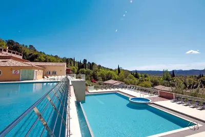 Image de Appartement à Callian : piscine, lac, golf, vignobles, clim, idéal pour 4 - Animaux bienvenus!