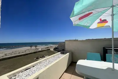Image de Studio lumineux face mer avec terrasse et parking, proche port et commerces, 4p