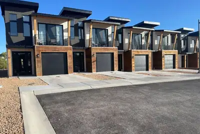 Image de New Town Home-Sleeps 12- Multiple available- #11