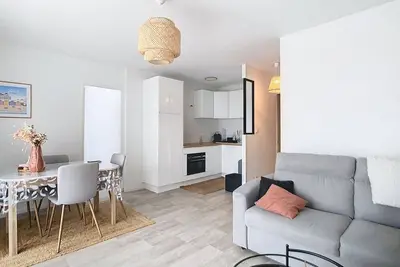 Image de Appartement cosy pour 4, Ă 2 pas de la plage avec balcon!