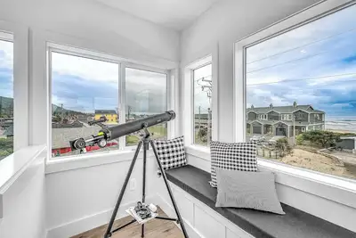 Image de Charming 2 Bed, 1 Bath condo is perfect for a family getaway to Rockaway Beach.