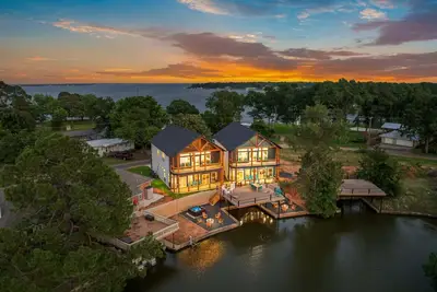Image de Luxury Waterfront Family Retreat