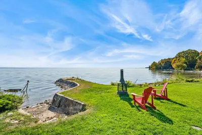Image de Redwood Retreat Waterfront Cottage By Simcoe With Hot Tub And Sauna