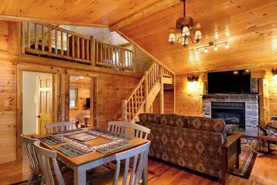 Image de Cozy Cabin with second floor loft, outdoor BBQs, campfire pits, and more!