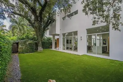 Image de 4-bedroom Miami Mansion with Ac, WiFi, cold plunge, pool table and jacuzzi