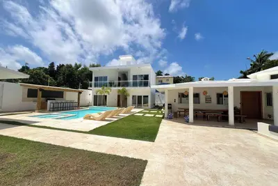Awesome 7br beautiful, private, safe villa in Sosúa with WiFi, Ac, close to all