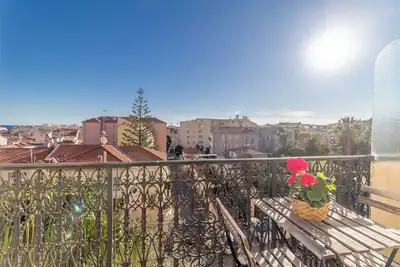 Image de Charmant studio au cœur de Menton, idéalement situé à deux pas de la mer et des commerces. Entièrement équipé pour votre confort, il dispose d’un canapé-lit de qualité, d’une cuisine fonctionnelle et de tout le nécessaire pour un séjour agréable.