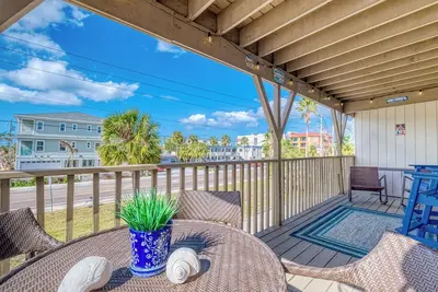 Image de Wonderful Beach Location! Easy walk to the sand!