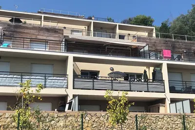 Image de Appartement avec terrasse et vue montagnes à 900 mètres du centre ville a pied