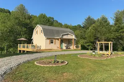 Image de Charming farmhouse with 3 bedrooms and WiFi, Ac by mountain stream and pond