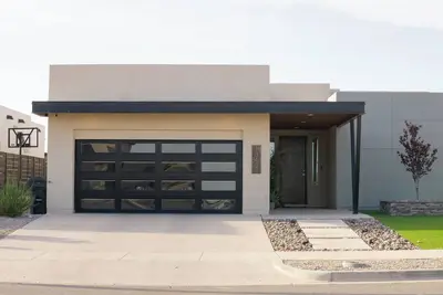 Image de Modern Retreat by Golf Course - 3 Bedrooms & Office Space