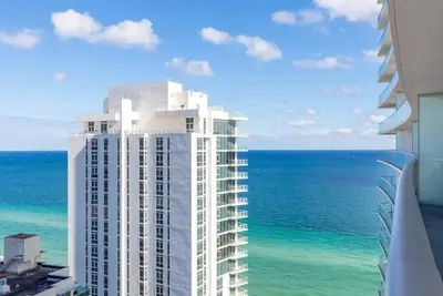 Image de Resort Condo stunning white sand beaches by RedAwning